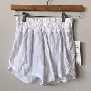 Lululemon Track That Mid Rise Short 5" Lined
White Size 6